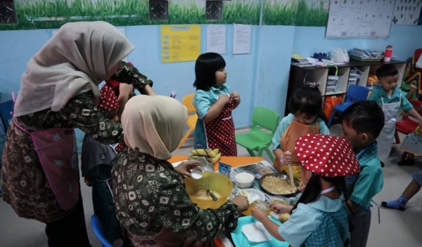 COOKING DAY KB & TK PARAMOUNT SCHOOL: SERUNYA MEMASAK BANANA CAKE BERSAMA GURU DAN TEMAN-TEMAN